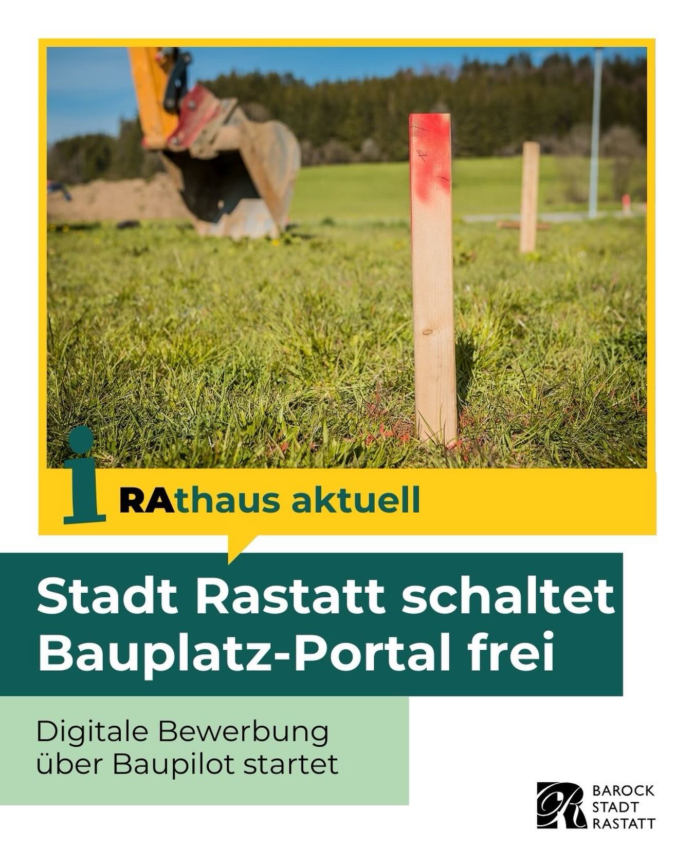 Dieser Alternativtext wurde KI-generiert: Ein schwarz-weißes Foto zeigt drei Pfosten im Gras. Im Vordergrund befindet sich ein Werbeplakat mit Text und Logos.
