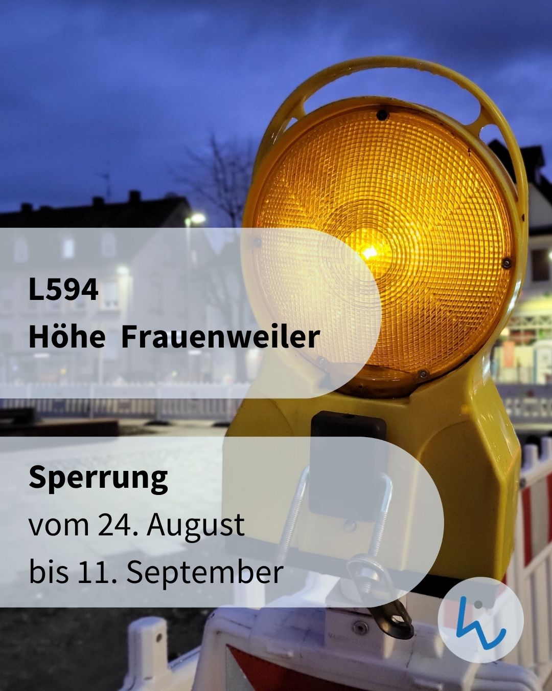 Gelbes Baustellenwarnlicht vor einer abendlichen Straßenszene. Der Text „L594 Höhe Frauenweiler Sperrung vom 24. August bis 11. September“ ist eingeblendet. Unten rechts ist ein Logo zu sehen. (KI-Alternativtext)