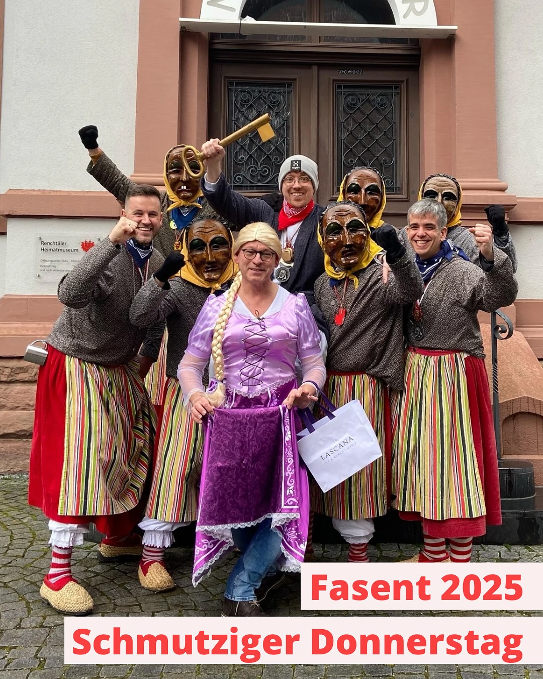 Eine Gruppe Personen steht vor einem Gebäude, einige tragen traditionelle Kleidung und Masken, während eine Person ein Kostüm trägt. Im Vordergrund steht der Text Fasent 2025 und Schmutziger Donnerstag.