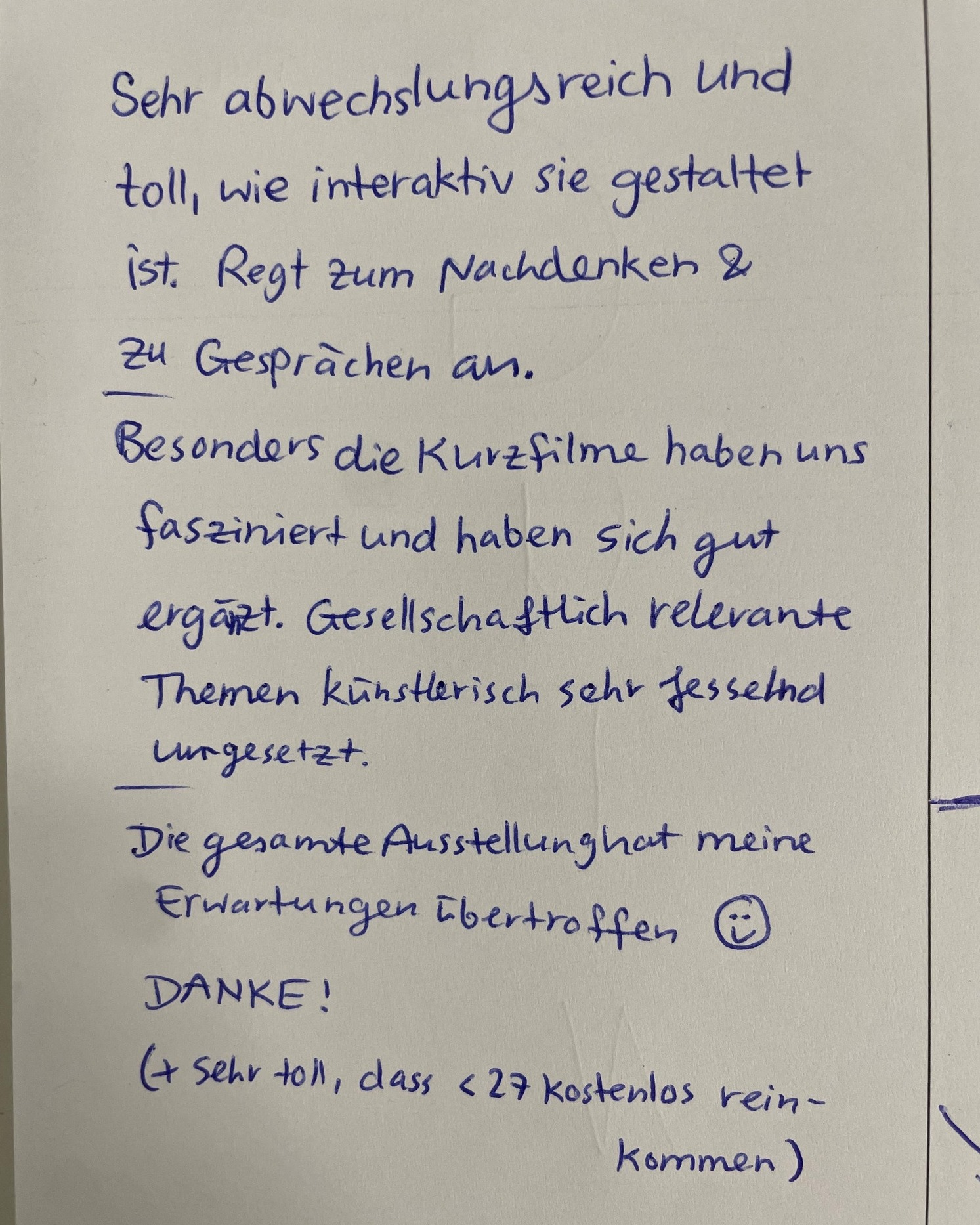 Dieser Alternativtext wurde KI-generiert: Schriftliches Feedback auf Papier. Der Text lobt eine Ausstellung und erwähnt, dass es zum Nachdenken und Gesprächen anregt.