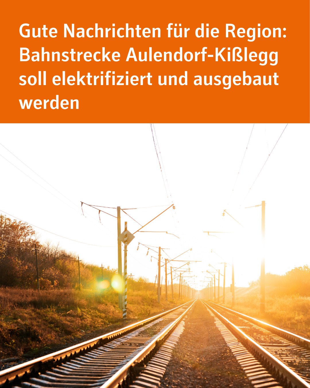 Dieser Alternativtext wurde KI-generiert: Ein Bild zeigt eine Eisenbahnstrecke, die in der Ferne verschwindet. Die Aufnahme ist in warmen Farben gehalten und zeigt Himmel und Vegetation.