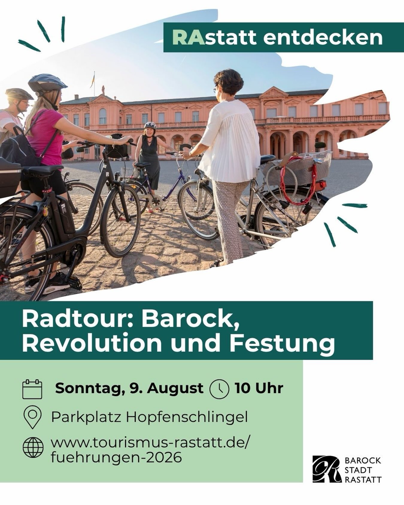Plakat für die Radtour "Barock, Revolution und Festung" in Rastatt, die am Sonntag, 9. August um 10 Uhr am Parkplatz Hopfenschlingel beginnt. Oben steht "RAstatt entdecken" und ein Foto zeigt Personen mit Fahrrädern vor einem Schloss. Unten rechts das Logo der Barockstadt Rastatt und die URL www.tourismus-rastatt.de/fuehrungen-2026. (KI-Alternativtext)