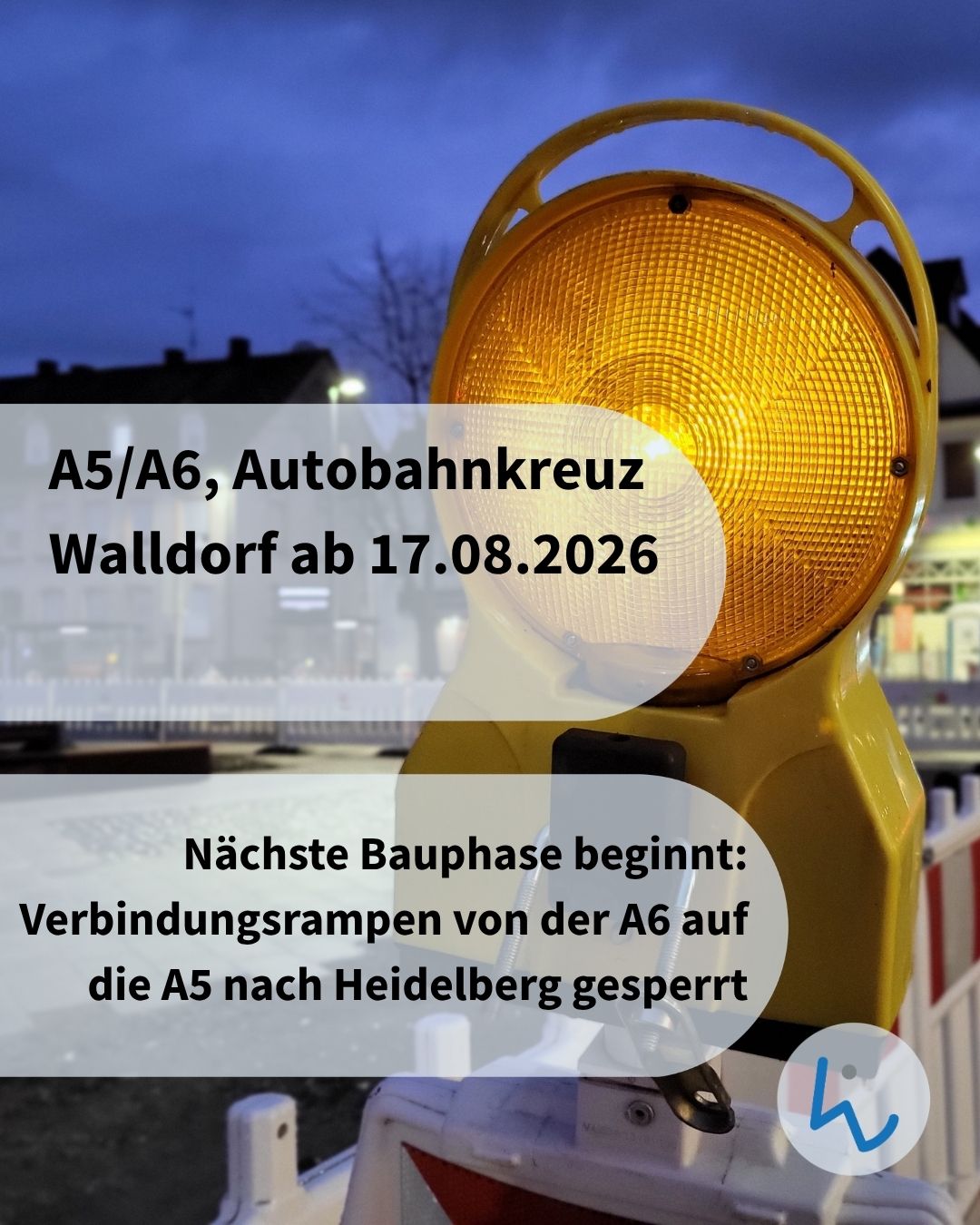 Eine gelbe Bauwarnleuchte steht im Vordergrund. Der eingeblendete Text lautet: „A5/A6, Autobahnkreuz Walldorf ab 17.08.2026. Nächste Bauphase beginnt: Verbindungsrampen von der A6 auf die A5 nach Heidelberg gesperrt“. (KI-Alternativtext)
