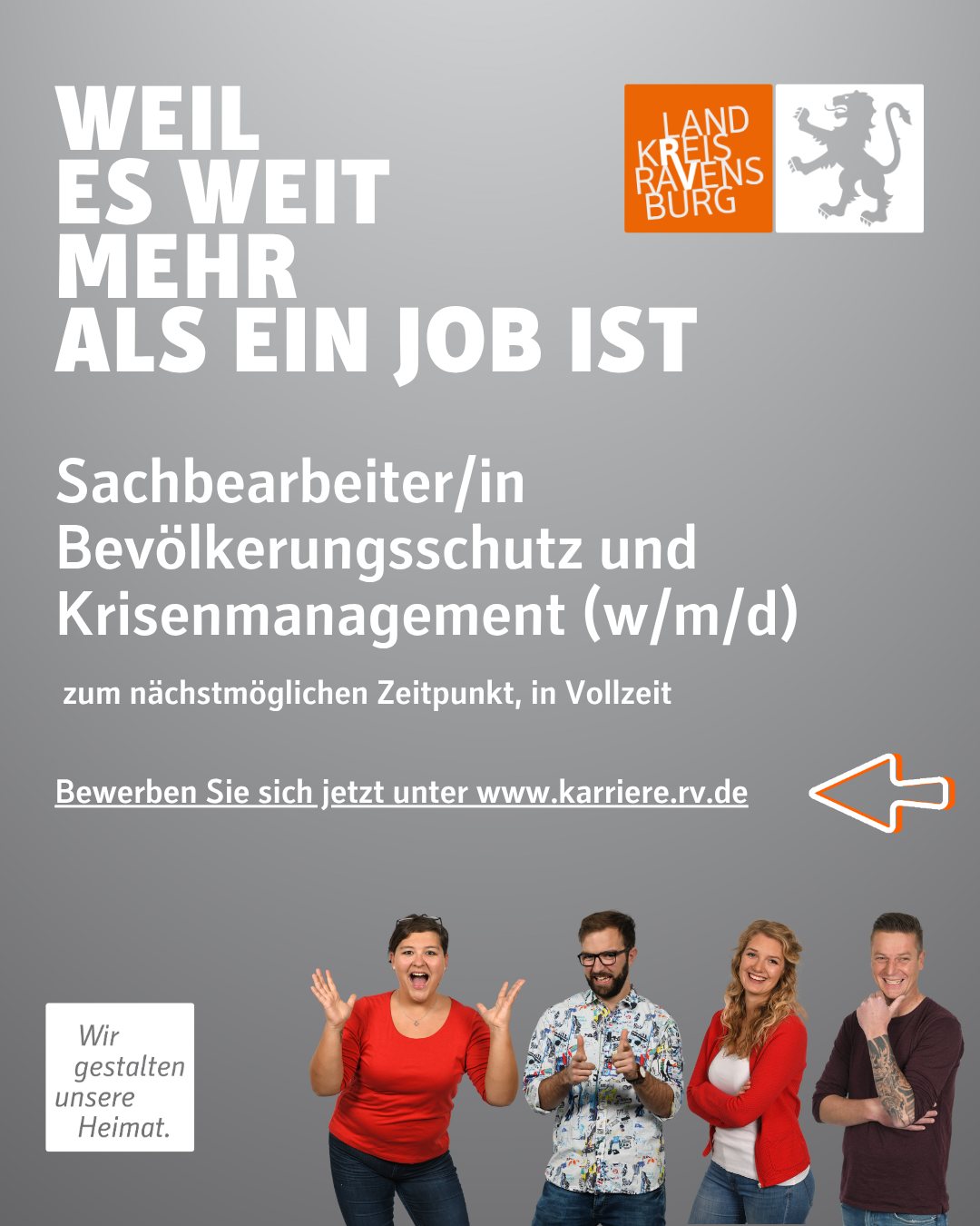 Dieser Alternativtext wurde KI-generiert: Ein Werbeplakat mit Text und einer Gruppe von lächelnden Personen im unteren Bereich. Das Plakat bewirbt eine Stelle im Bereich Bevölkerungsschutz und Krisenmanagement.