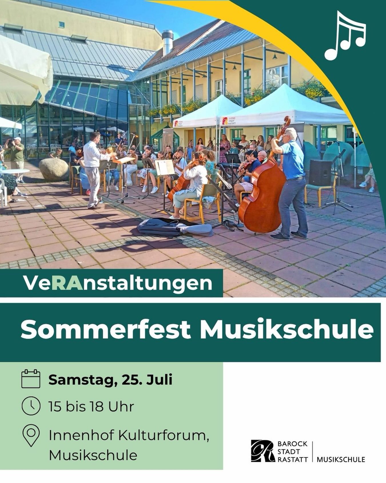 Plakat für das Sommerfest der Musikschule Barockstadt Rastatt. Oben spielt ein Orchester im Freien unter weißen Zelten. Der Text unten nennt Datum, Zeit und Ort: Samstag, 25. Juli, 15 bis 18 Uhr, Innenhof Kulturforum. (KI-Alternativtext)
