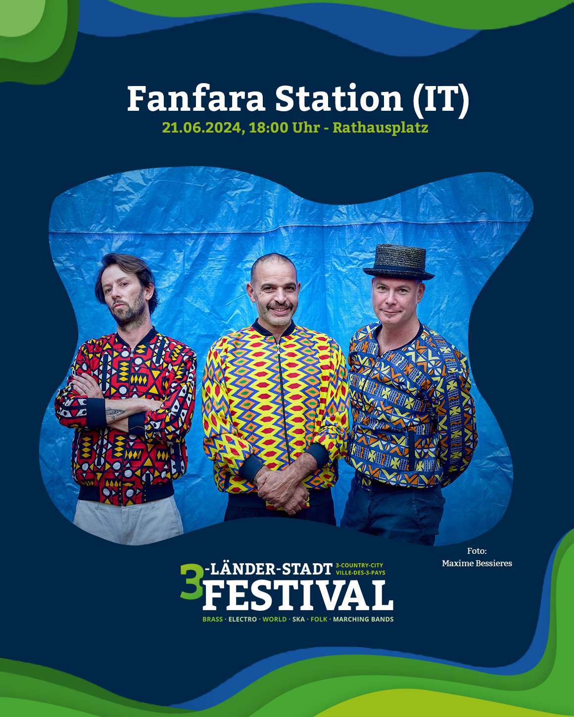  Das Bild zeigt die drei Musiker von Fanfara Station. Sie tragen alle bunte Jacken und stehen vor einem blauen Hintergrund.