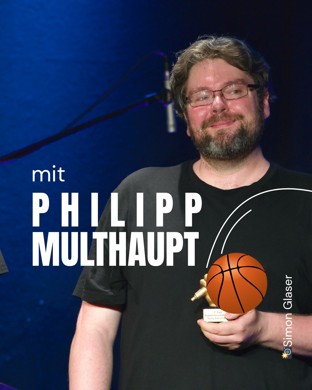Person mit Brille und Bart hält einen Basketball-Trophäe, im Hintergrund Mikrofon und blauer Vorhang. Überlagert steht der Text „mit PHILIPP MULTHAUPT“. (KI-Alternativtext)