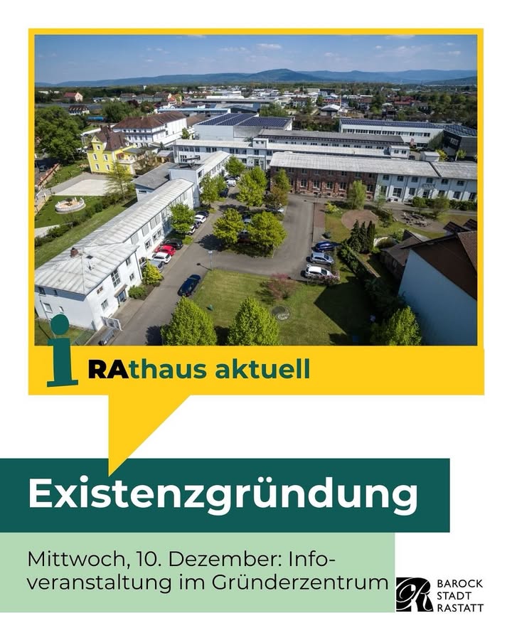 Dieser Alternativtext wurde KI-generiert: Ein Gebäude mit mehreren Flügeln und einem großen Rasen im Vordergrund ist von Bäumen und Hügeln umgeben. Im Bild sind auch Textfelder mit Informationen zu einer Veranstaltung zu sehen.
