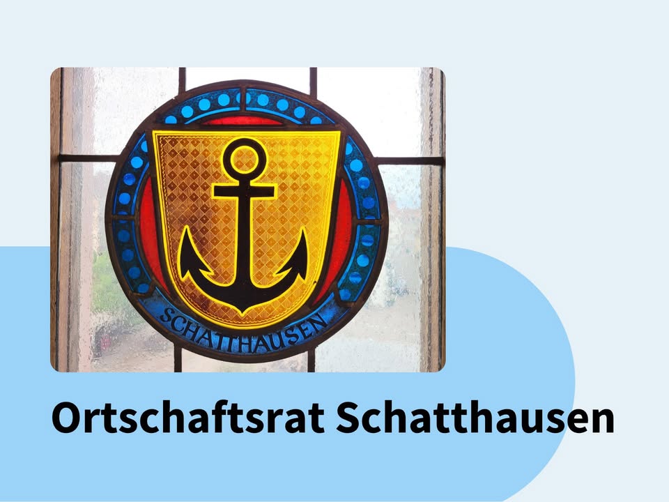 Dieser Alternativtext wurde KI-generiert: Ein farbiges Glasfenster mit einem Anker-Motiv und Schrift. Darunter befindet sich ein Text auf hellblauem Grund.