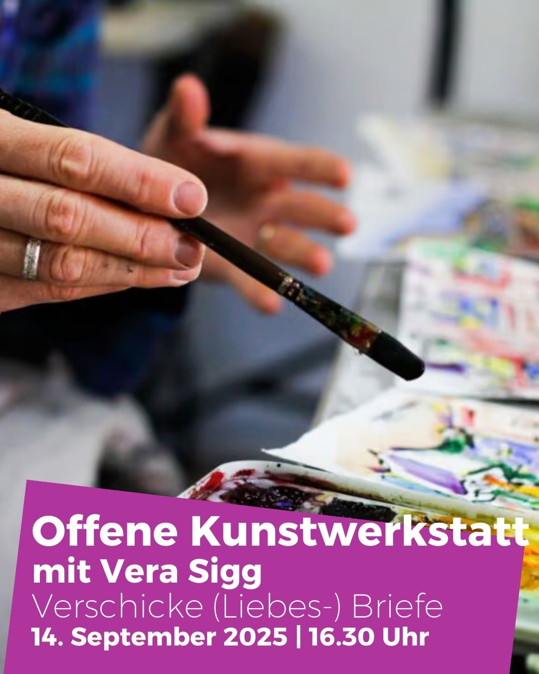 Dieser Alternativtext wurde KI-generiert: Ein Ausschnitt von Händen, die mit Pinseln auf einer farbenfrohen Unterlage malen. Im unteren Bereich befindet sich Text, der eine Veranstaltung mit Datum und Uhrzeit ankündigt.