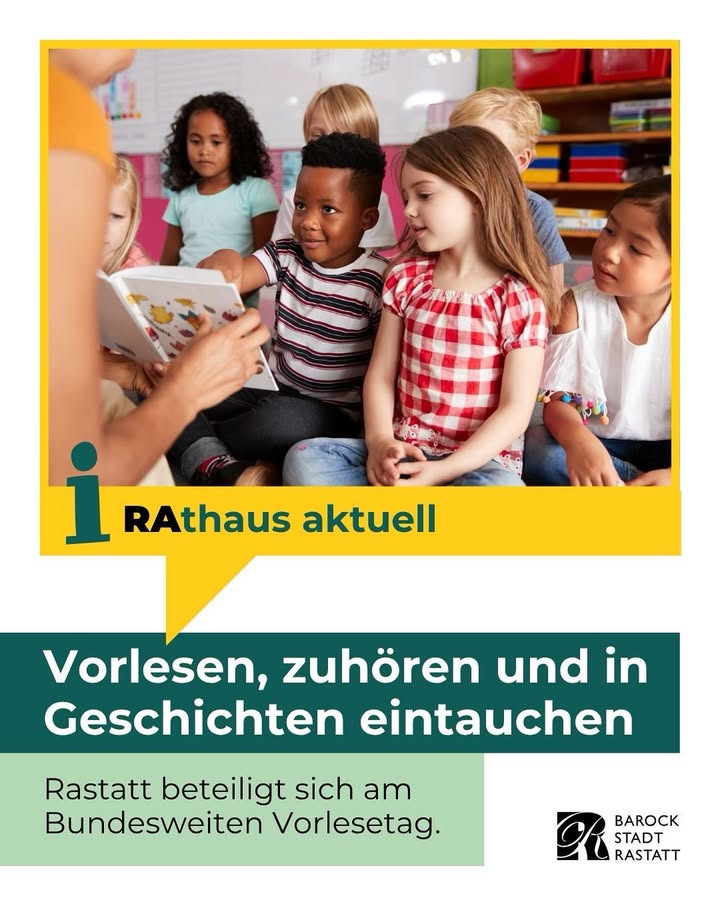 Dieser Alternativtext wurde KI-generiert: Eine Gruppe von Kindern sitzt zusammen und lauscht interessiert. Das farbenfrohe Bild ist Teil einer Werbeanzeige für eine Vorleseaktion.
