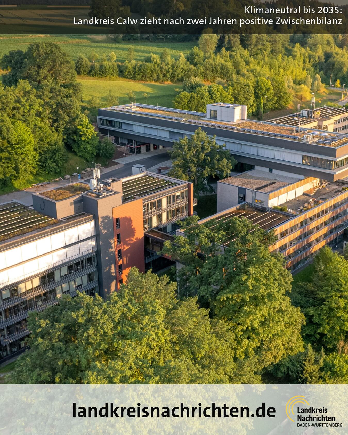 Dieser Alternativtext wurde KI-generiert: Ein farbiges Bild zeigt eine moderne Gebäudestruktur, umgeben von viel Grün. Im Vordergrund befindet sich ein Logo und Text, der auf eine regionale Nachrichtenquelle hinweist.