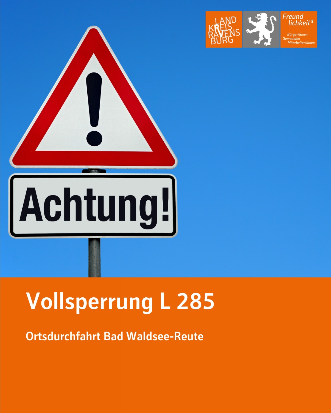 Ein gelbes Warndreieck mit einem Ausrufezeichen vor blauem Hintergrund ist zu sehen. Darunter ein Schild mit der Aufschrift 'Vollsperrung' und Ortsangabe.