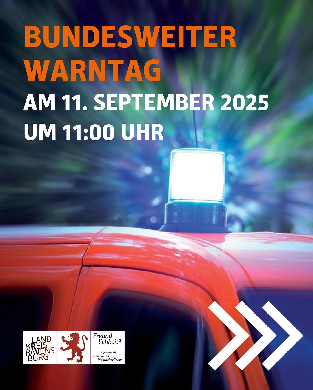 Dieser Alternativtext wurde KI-generiert: Ein farbiges Plakat kündigt einen bundesweiten Warntag für den 11. September 2025 um 11:00 Uhr an. Im Hintergrund ist ein rotes Einsatzfahrzeug mit Blaulicht zu sehen.