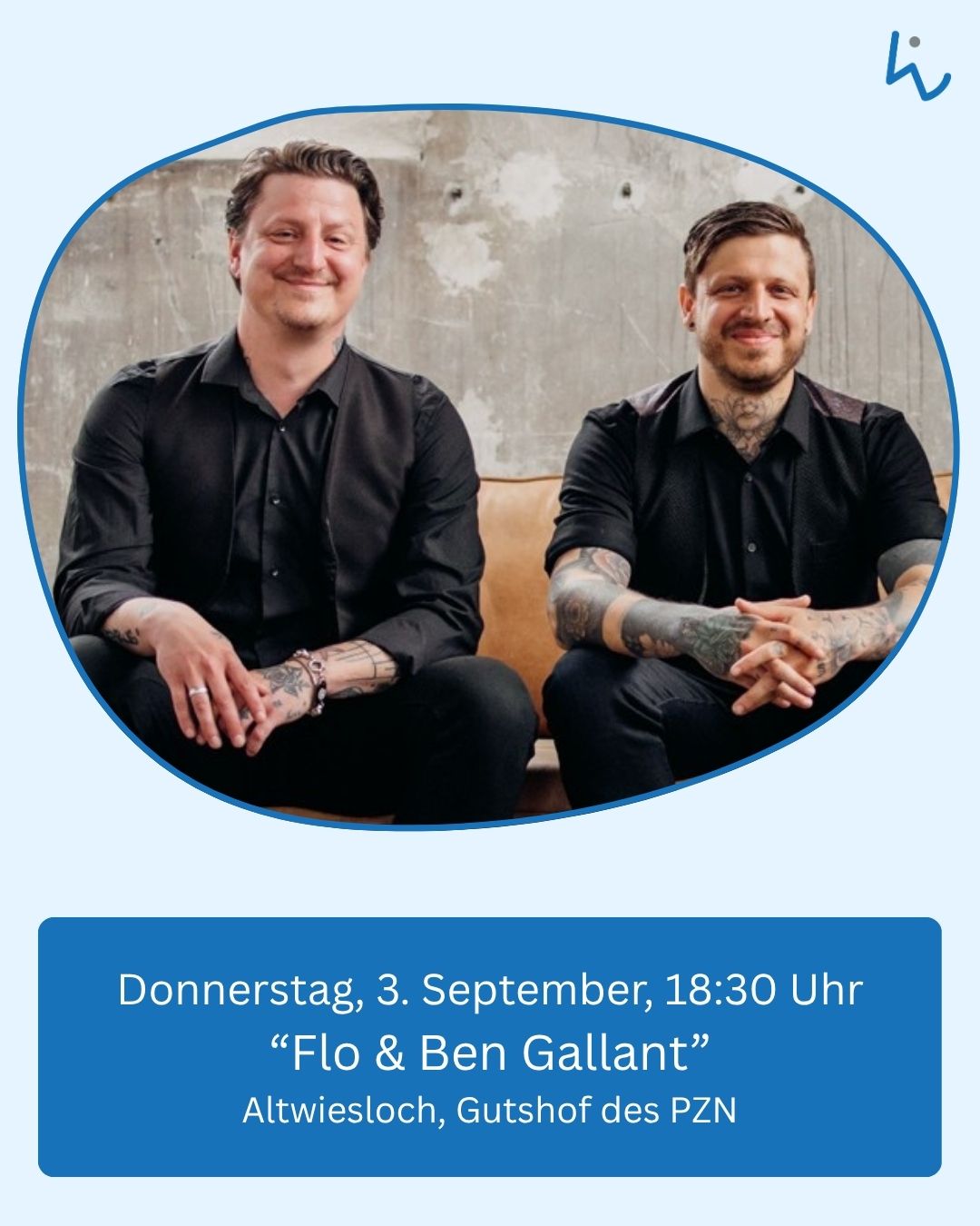 Zwei Personen in schwarzen Hemden sitzen auf einem Sofa und lächeln. Darunter steht in einem blauen Feld: Donnerstag, 3. September, 18:30 Uhr, Flo & Ben Gallant, Altwiesloch, Gutshof des PZN. (KI-Alternativtext)