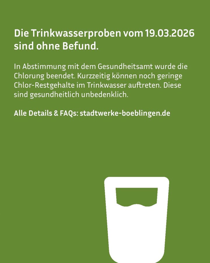 Dieser Alternativtext wurde KI-generiert: Ein grüner Hintergrund mit weißem Text informiert über Trinkwasserproben und die Beendigung der Chlorung. Ein stilisierter Wasserglaseinsatz ist im unteren Bereich zu sehen.
