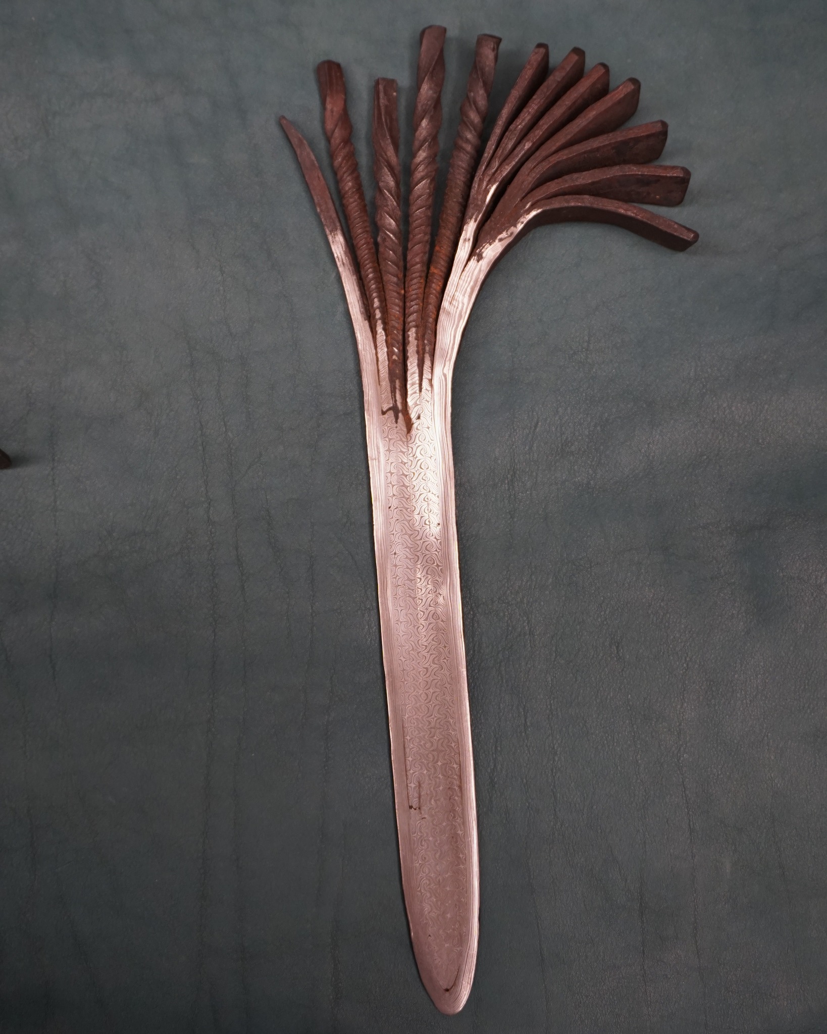 Ein Set Holzmeißel liegt fächerförmig auf dunklem Untergrund. Die hellen Holzgriffe zeigen eine deutliche Maserung, die dunklen Metallklingen sind unterschiedlich geformt. (KI-Alternativtext)