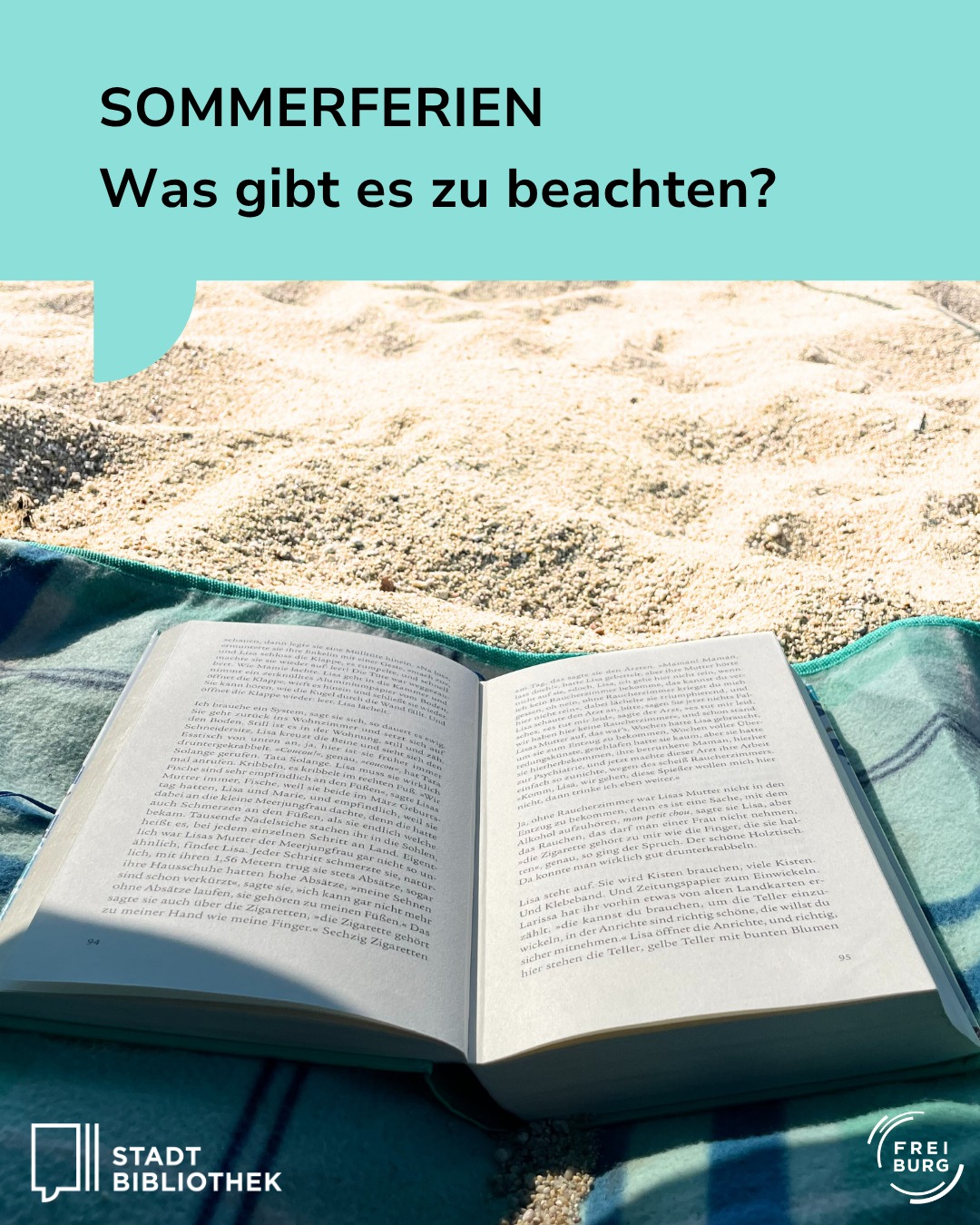 Ein offenes Buch liegt auf einem grünen Handtuch auf Sand. Oben steht auf hellblauem Hintergrund der Text „SOMMERFERIEN Was gibt es zu beachten?“. Unten sind die Logos der Stadtbibliothek und von Freiburg platziert. (KI-Alternativtext)