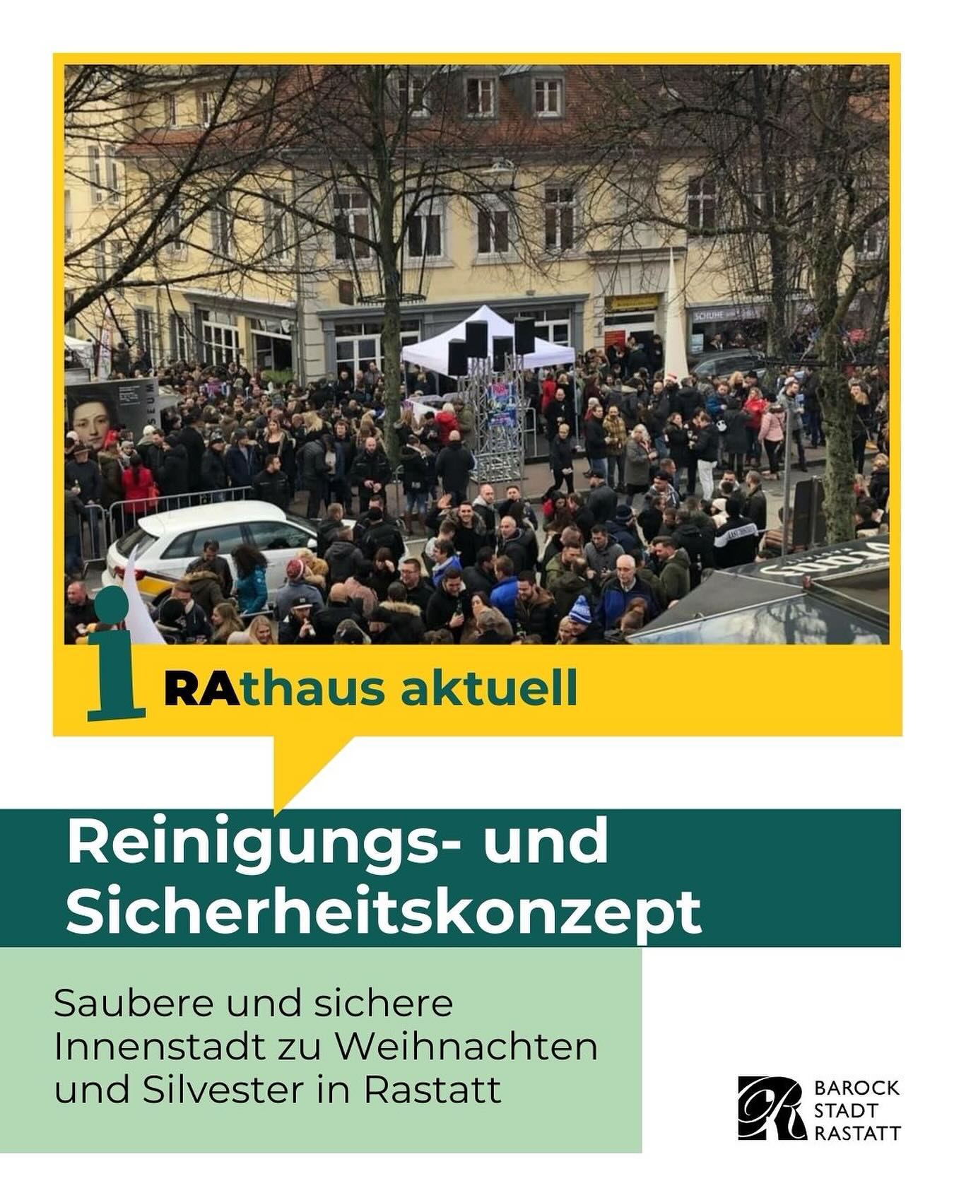 Dieser Alternativtext wurde KI-generiert: Ein Schwarz-Weiß-Foto zeigt eine Menschenmenge vor einem Gebäude. Im Vordergrund ist ein Auto und ein rotes Schild mit Text erkennbar.