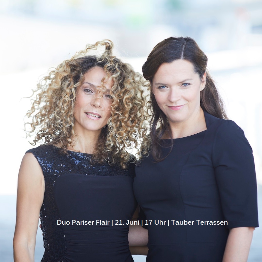 Zwei Personen in schwarzen Kleidern stehen nebeneinander vor einem unscharfen Hintergrund. Unten im Bild steht: „Duo Pariser Flair | 21. Juni | 17 Uhr | Tauber-Terrassen“. (KI-Alternativtext)