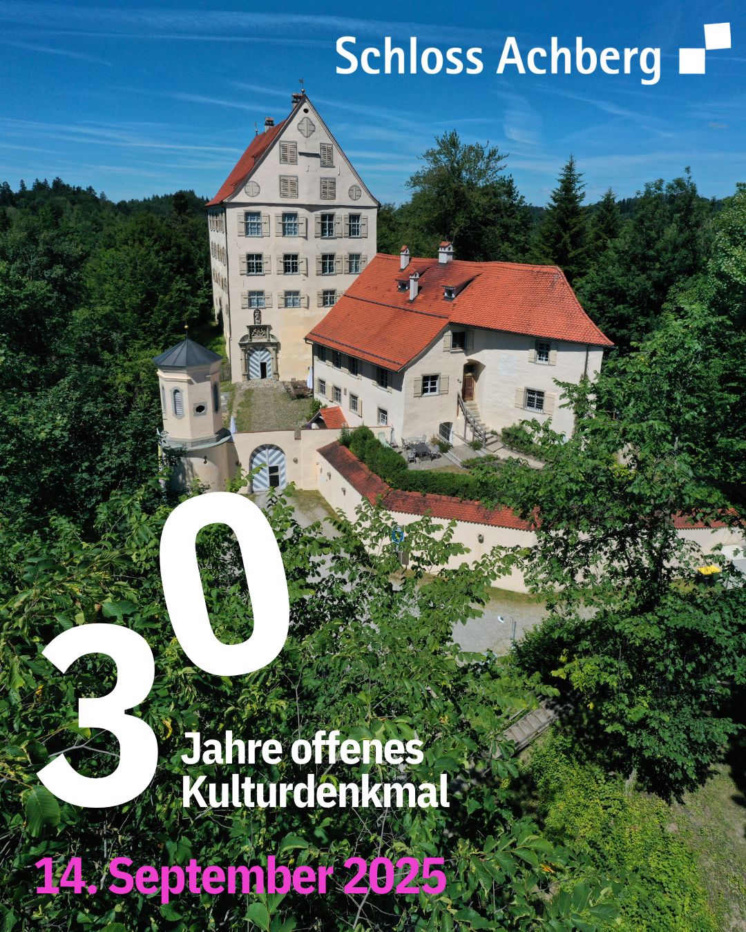 Ein farbiges Bild zeigt ein großes Gebäude mit vielen Fenstern auf einem Hügel, umgeben von Bäumen. Im Vordergrund befindet sich eine große Zahl und Text, der ein Jubiläum ankündigt.