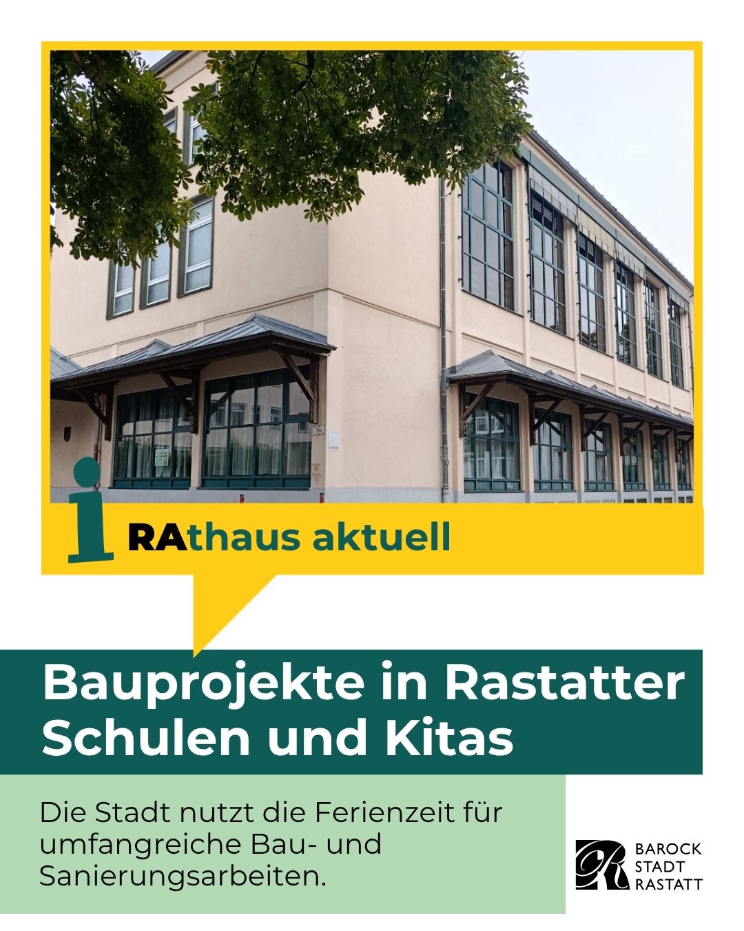Ein Flyer der Barockstadt Rastatt zeigt oben ein Foto eines hellen Schulgebäudes. Darunter steht in gelben und grünen Balken "Rathaus aktuell" sowie die Überschrift "Bauprojekte in Rastatter Schulen und Kitas". Ein Textfeld unten informiert, dass die Stadt die Ferienzeit für umfangreiche Bau- und Sanierungsarbeiten nutzt. (KI-Alternativtext)