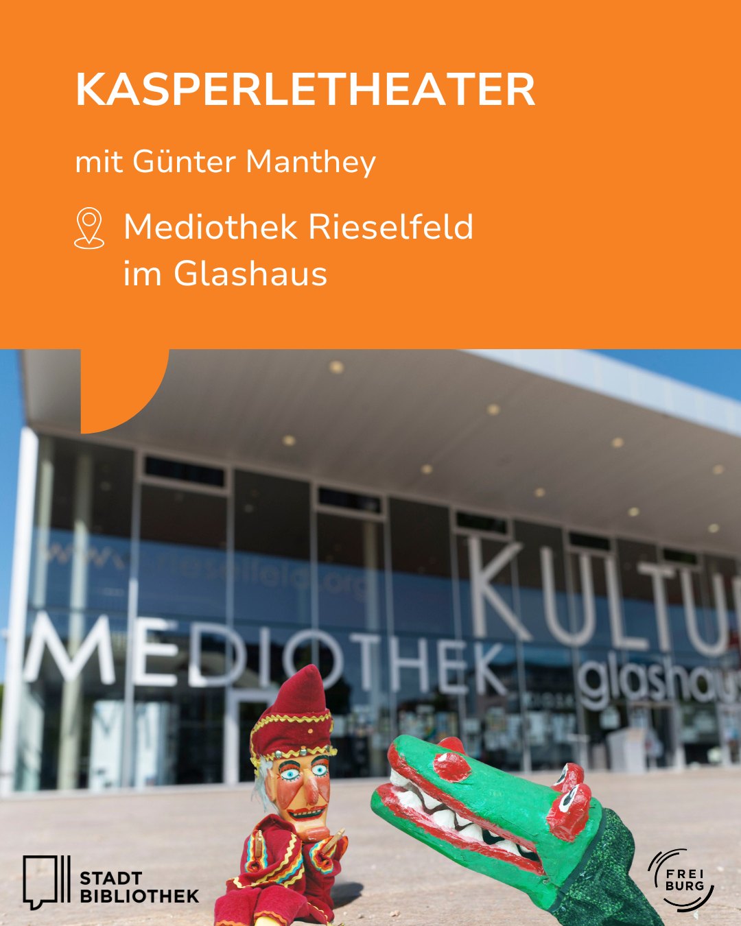 Dieser Alternativtext wurde KI-generiert: Ein Werbeplakat für ein Kasperletheater. Im Bild ist das Gebäude einer Bibliothek mit einer Puppe und einem Krokodil davor zu sehen.