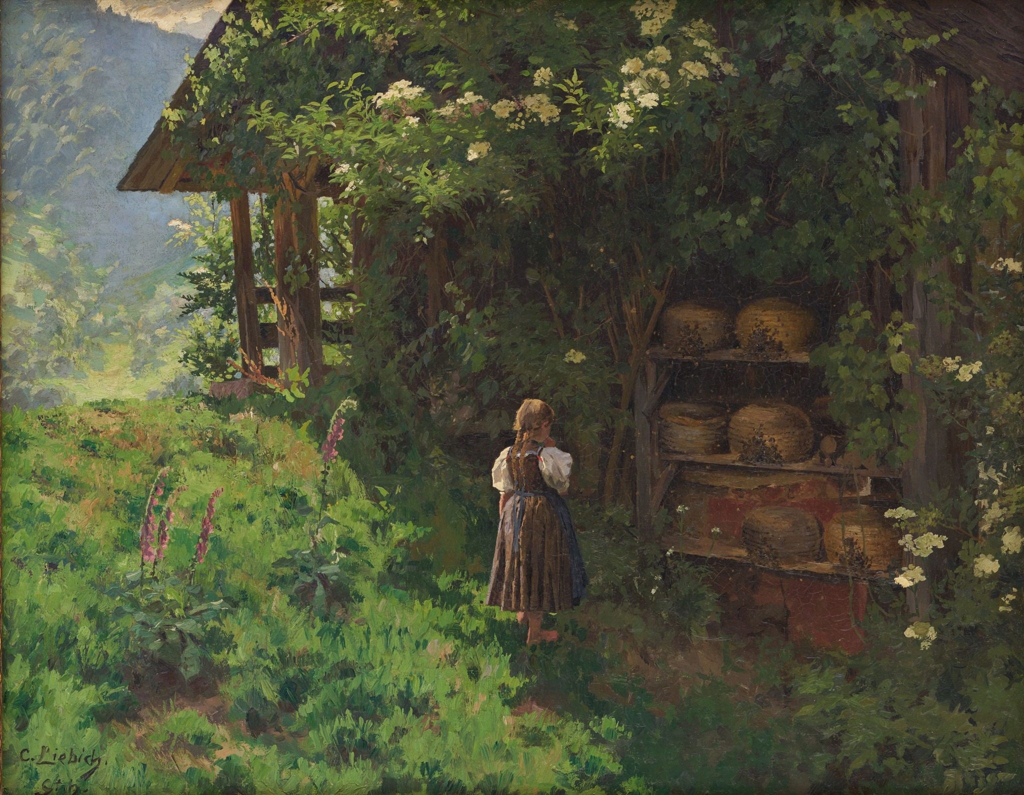 Ein Kind mit Zopf und traditioneller Kleidung steht im Gras vor einem von Blüten überwucherten Holzschuppen, in dem Bienenstöcke auf Regalen stehen. Im Hintergrund ist eine grüne Hügellandschaft zu sehen. (KI-Alternativtext)