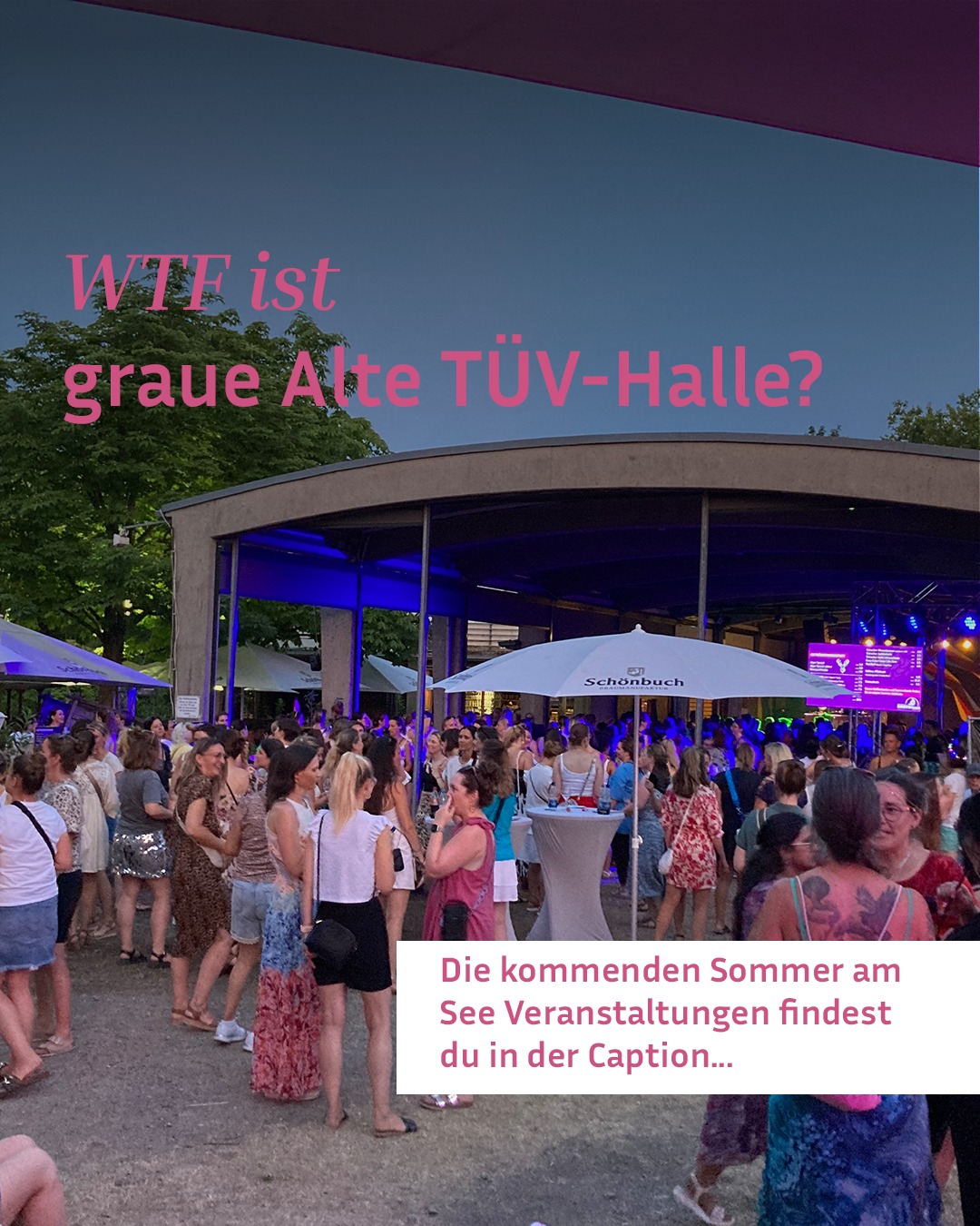 Eine große Menschenmenge steht bei Dämmerung unter einer überdachten Struktur mit blauer Beleuchtung, umgeben von weißen Sonnenschirmen und Tischen. Oben im Bild steht in rosa Schrift „WTF ist graue Alte TÜV-Halle?“. Unten rechts befindet sich ein weißes Textfeld mit der Aufschrift „Die kommenden Sommer am See Veranstaltungen findest du in der Caption...“. (KI-Alternativtext)