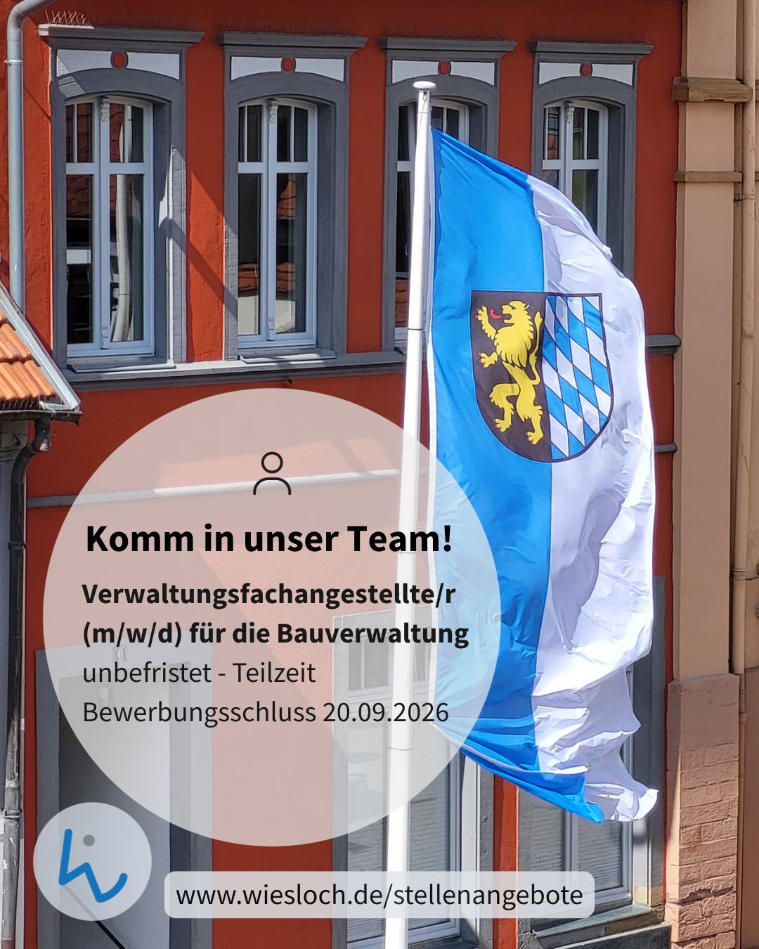 Stellenanzeige vor einem Gebäude mit Flagge. Text: "Komm in unser Team! Verwaltungsfachangestellte/r (m/w/d) für die Bauverwaltung unbefristet - Teilzeit Bewerbungsschluss 20.09.2026". Unten steht die URL www.wiesloch.de/stellenangebote. (KI-Alternativtext)
