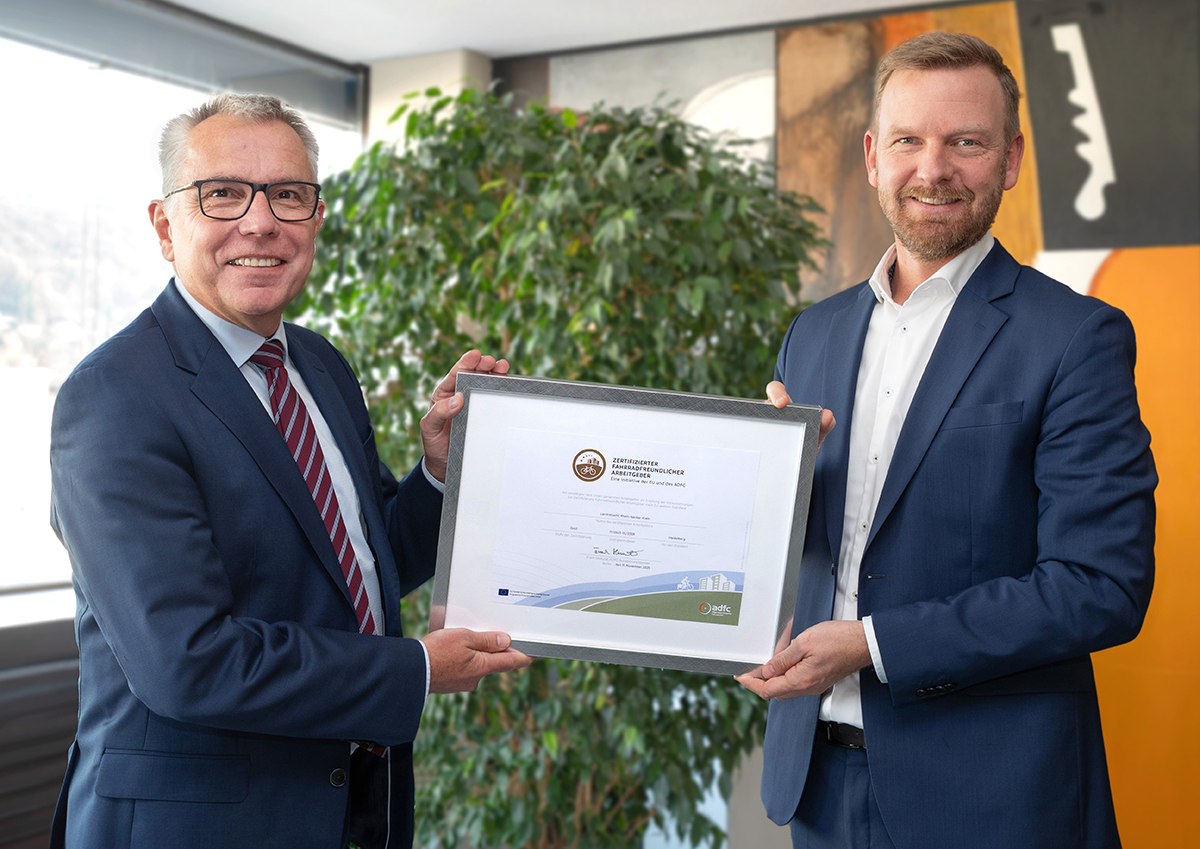 Landrat Stefan Dallinger (links) und Dr. Christopher Leo, Dezernent für Umwelt und Technik des Rhein-Neckar-Kreises (rechts), halten das Zertifikat des ADFC in den Händen. 