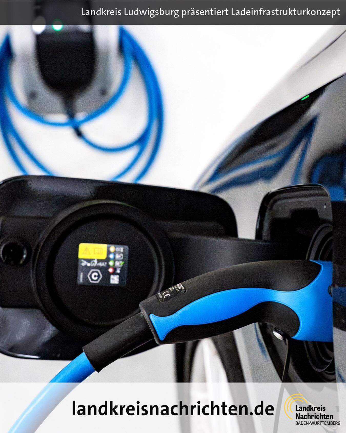 Dieser Alternativtext wurde KI-generiert: Nahaufnahme einer blauen Ladekabel- und Ladestation. Im unteren Bildbereich befindet sich ein Logo und ein Hinweis auf Nachrichten aus der Region.