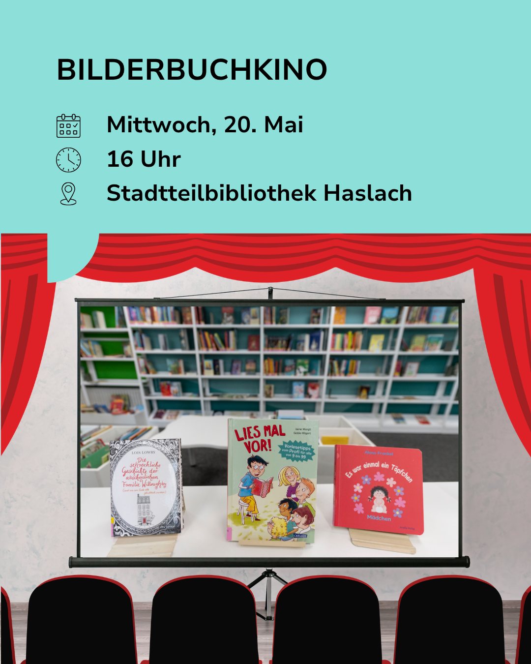 Bilderbuchkino am Mittwoch, 20. Mai, 16 Uhr in der Stadtteilbibliothek Haslach. Drei Kinderbücher stehen auf einem Tisch vor einem Beamerbildschirm, dahinter Bücherregale, davor rote Vorhänge und Zuschauerstühle. (KI-Alternativtext)