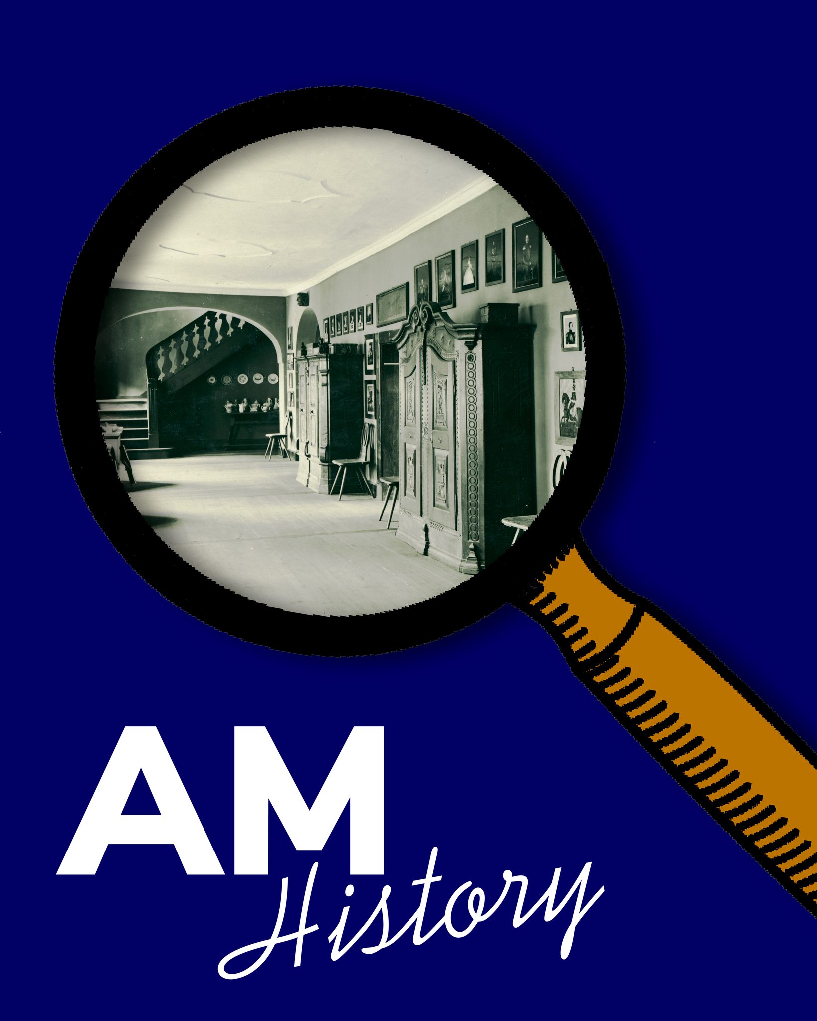 Dieser Alternativtext wurde KI-generiert: Schwarz-weißes Foto einer langen Halle mit Bildern an den Wänden, betrachtet durch ein ovales Fenster. Der Hintergrund ist dunkelblau mit dem Text 'AM History'.