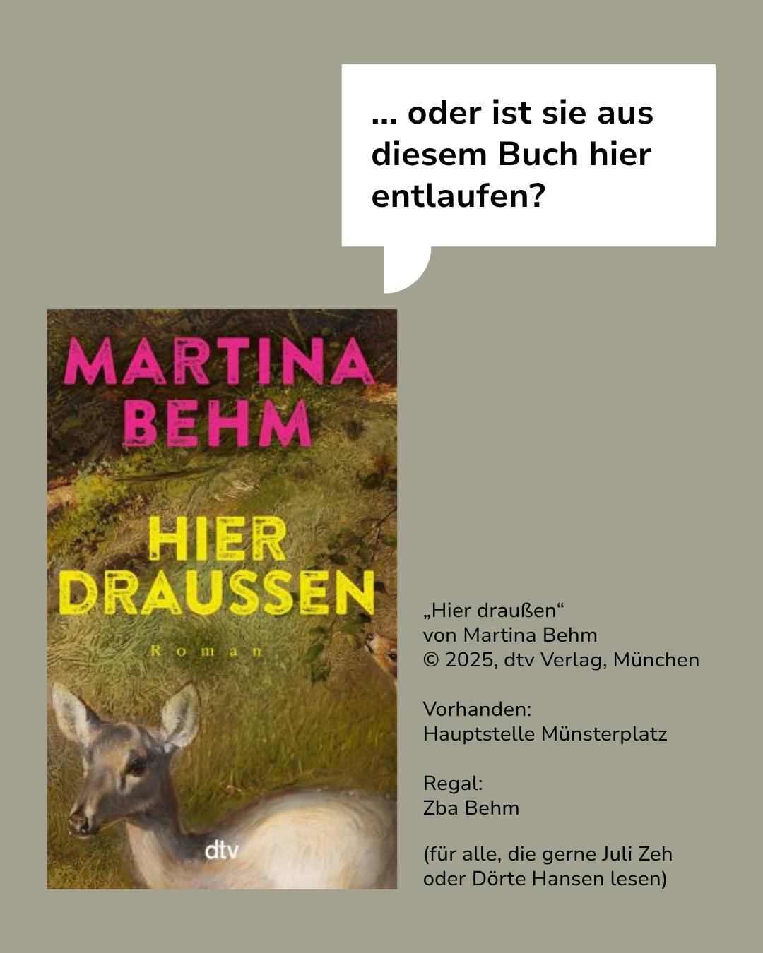 Oben rechts fragt eine Sprechblase: „... oder ist sie aus diesem Buch hier entlaufen?“. Links zeigt das Cover des Romans „Hier draußen“ von Martina Behm ein liegendes Wildtier im Gras. Rechts daneben stehen der Titel, das Copyright des dtv Verlags, die Verfügbarkeit in der Hauptstelle Münsterplatz im Regal Zba Behm sowie ein Hinweis für Leser von Juli Zeh oder Dörte Hansen. (KI-Alternativtext)
