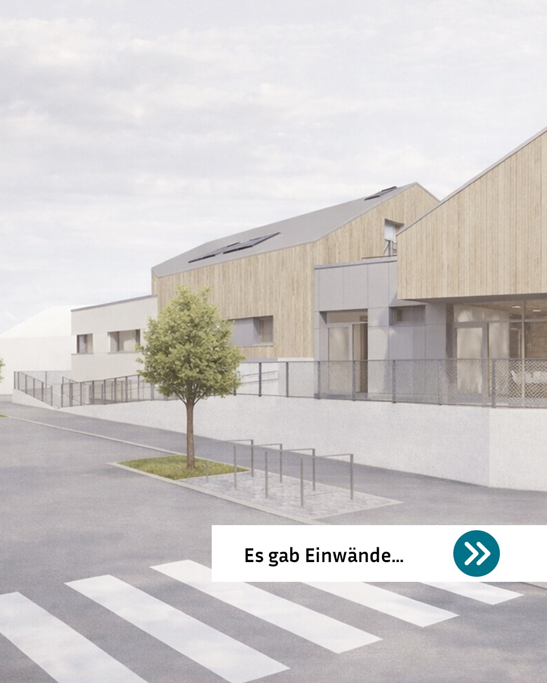 Architekturvisualisierung eines modernen Gebäudes mit Holzverkleidung, flachem Dach und großen Fenstern. Im Vordergrund stehen ein Baum, ein Fahrradständer und ein Zebrastreifen auf der Straße. Ein weißes Textfeld unten rechts enthält den Text „Es gab Einwände...“ neben einem blauen Link-Symbol. (KI-Alternativtext)
