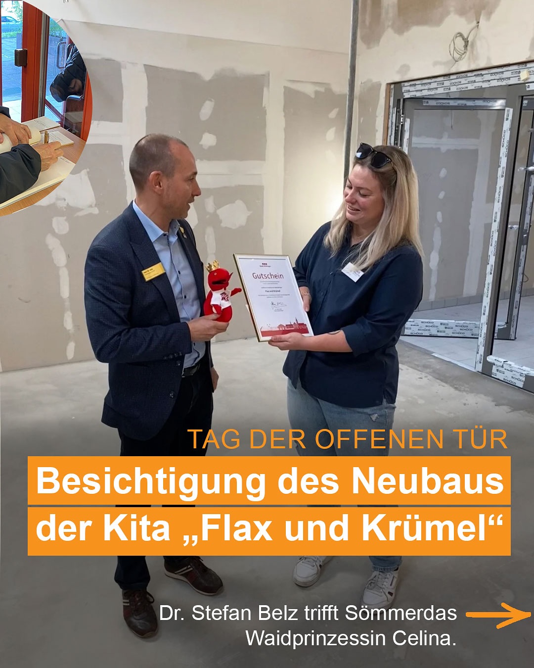 Dieser Alternativtext wurde KI-generiert: Zwei Personen stehen in einem Raum mit unfertigen Wänden und halten ein Dokument. Im Vordergrund befindet sich ein orangefarbenes Banner mit Text und einem Pfeil.