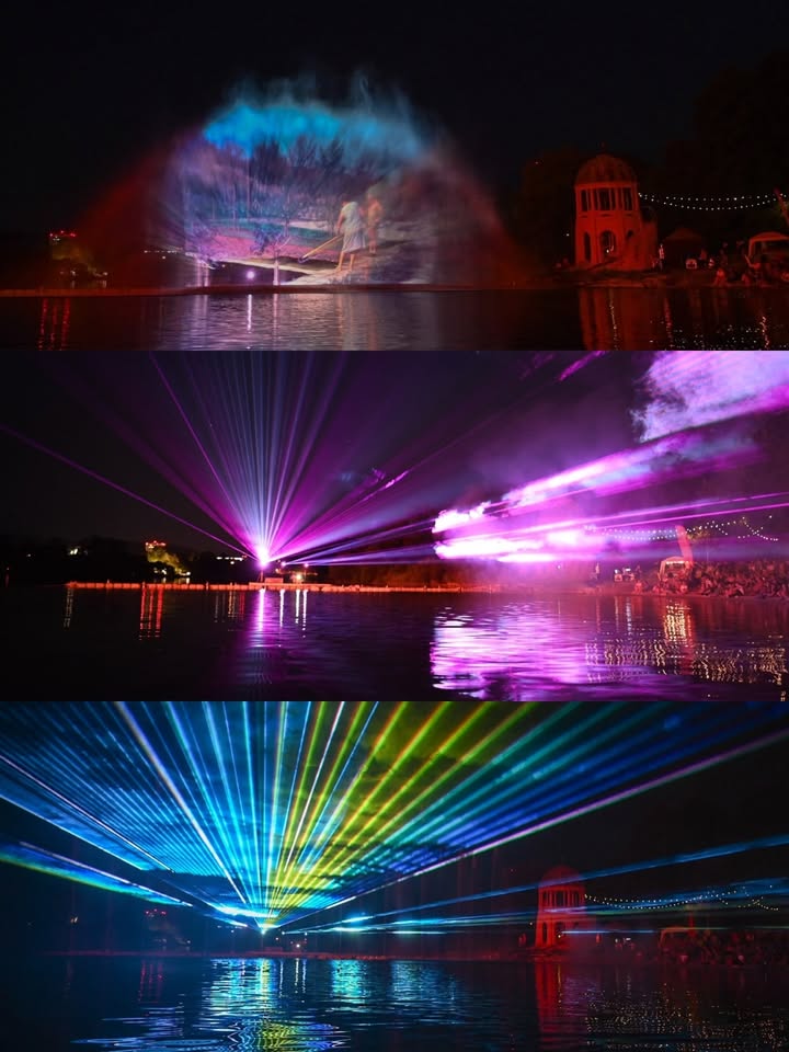 Drei Aufnahmen einer nächtlichen Lichtshow über einem Gewässer. Oben wird eine Landschaftsszene mit Figuren auf einen Nebelschirm projiziert. Die unteren Bilder zeigen intensive Laserbündel in Lila, Blau und Grün, die über das Wasser strahlen, während rechts ein kleiner Pavillon steht. (KI-Alternativtext)