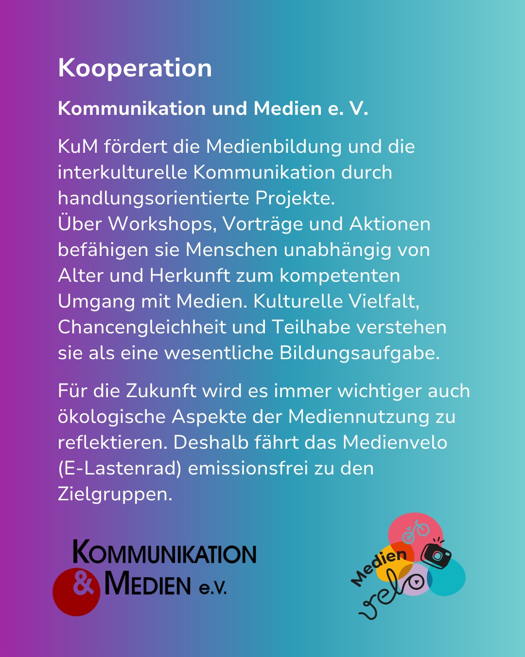 Dieser Alternativtext wurde KI-generiert: Ein farbiges Plakat mit Text über Kooperation, Kommunikation und Medienbildung. Unten rechts befindet sich eine stilisierte Illustration eines E-Lastenfahrrads mit einer Kamera.