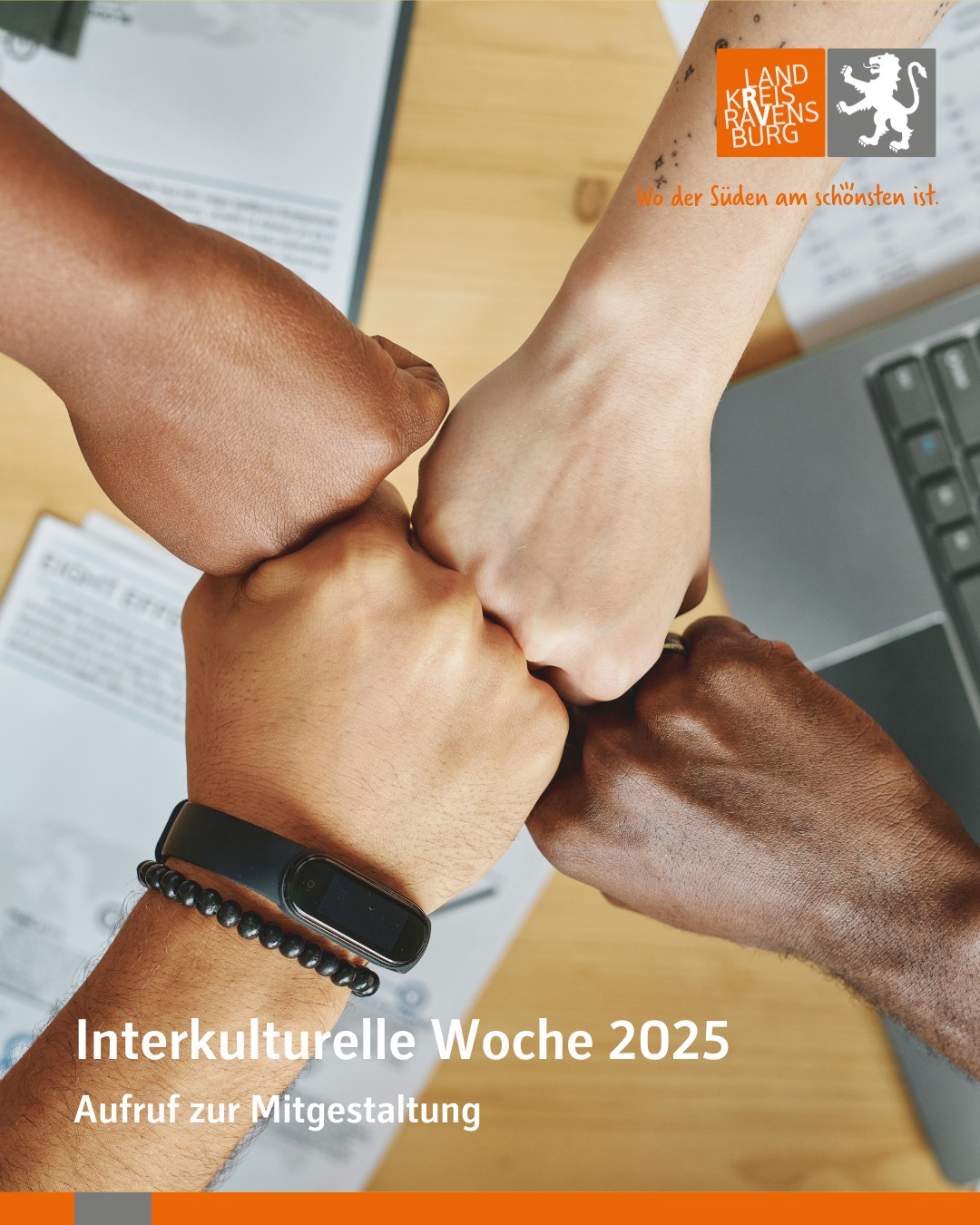 Nahaufnahme von vier Fäusten unterschiedlicher Hautfarbe, die sich berühren. Der Text "Interkulturelle Woche 2025 - Aufruf zur Mitgestaltung" ist im Vordergrund zu sehen.
