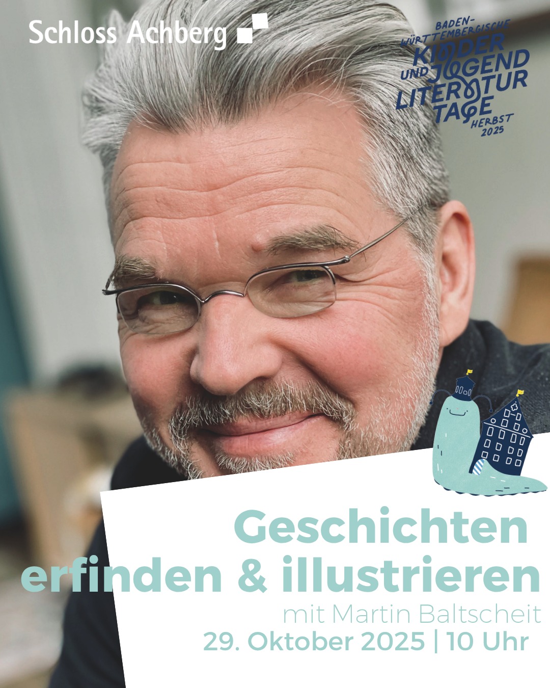 Dieser Alternativtext wurde KI-generiert: Schwarz-weißes Porträt einer Person mit Bart, die ein Buch mit einem Vogel auf dem Umschlag hält. Im Hintergrund ist ein Werbeplakat für eine Veranstaltung zu Geschichten und Illustrationen zu sehen.