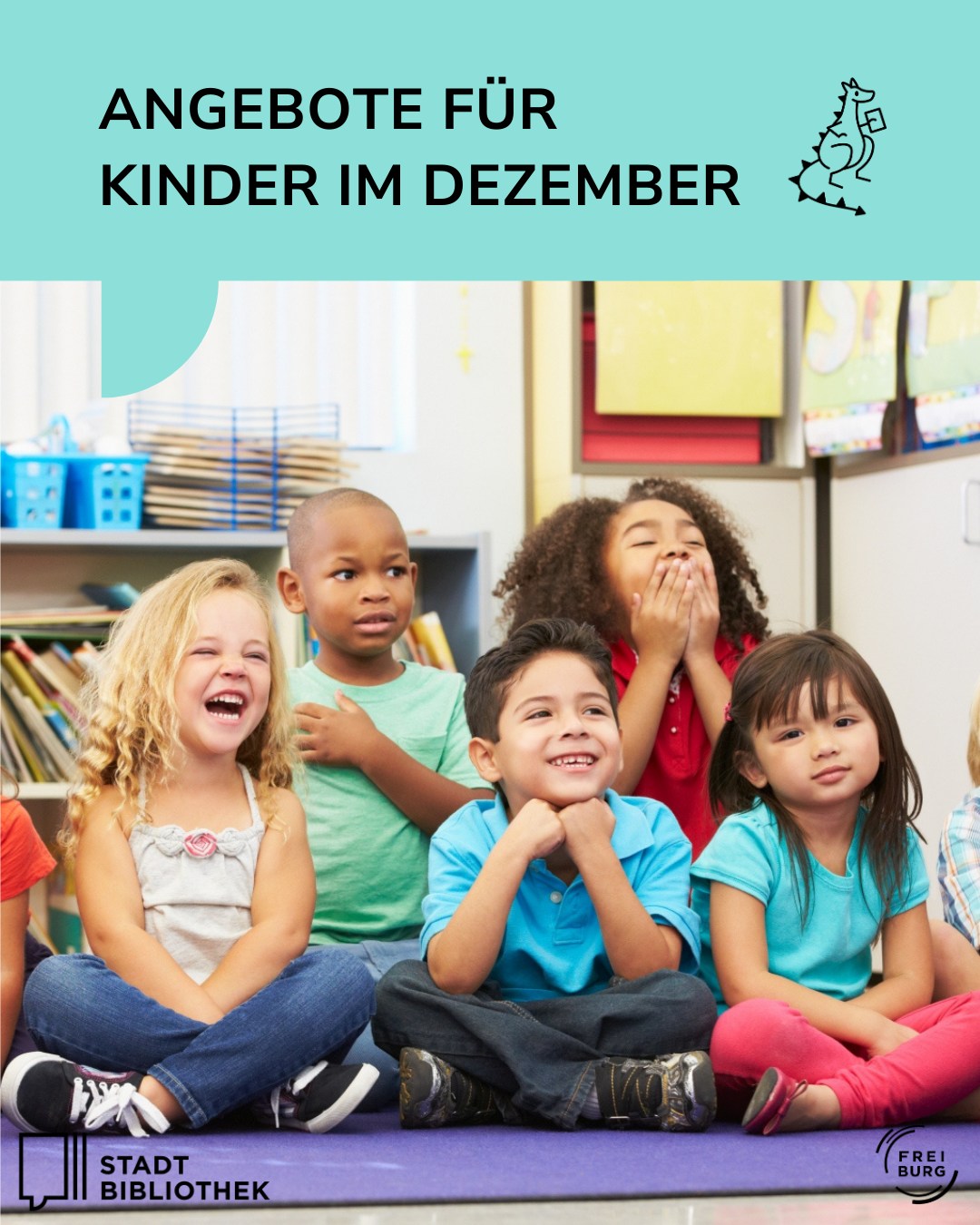 Dieser Alternativtext wurde KI-generiert: Eine Gruppe von Kindern sitzt und lächelt in einem Innenraum mit Regalen voller Bücher. Das Bild ist farbig und zeigt eine Ankündigung für Angebote im Dezember.
