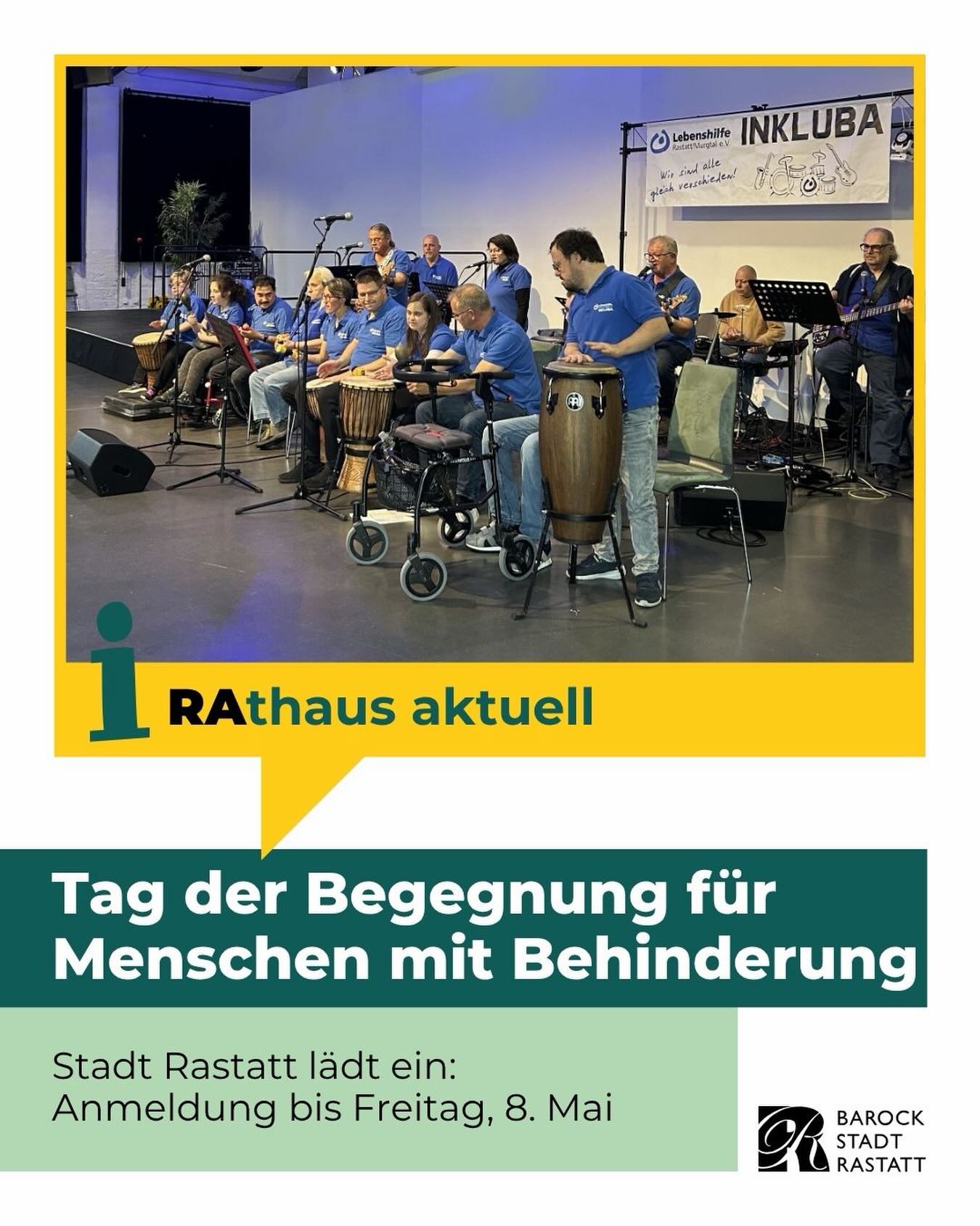 Dieser Alternativtext wurde KI-generiert: Schwarz-weißes Foto einer Gruppe von Personen, die Musikinstrumente spielen. Im Vordergrund steht ein Mensch mit einem Tamburin, im Hintergrund eine Bühne und Werbebanner.