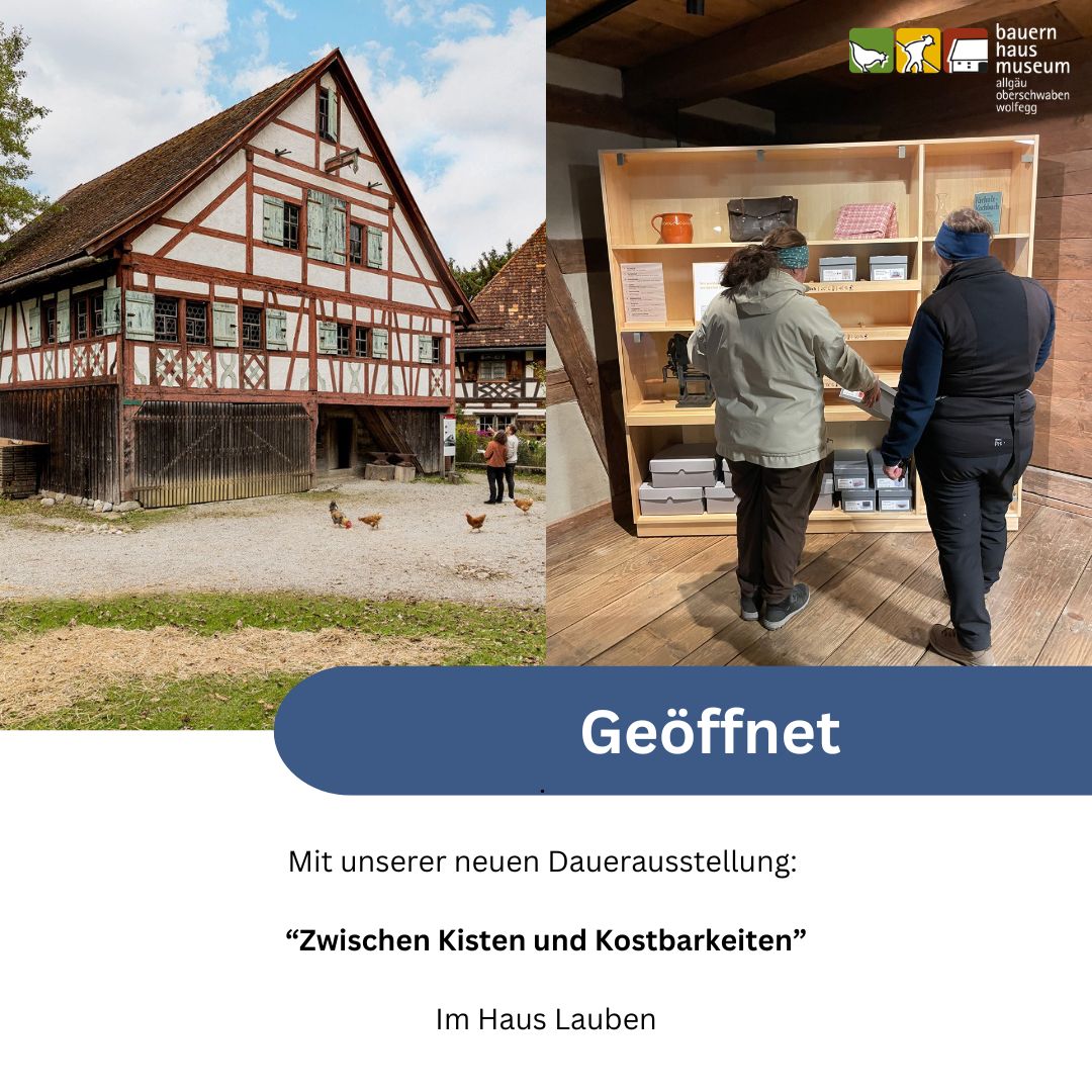 Dieser Alternativtext wurde KI-generiert: Ein halbes Fachwerkhaus steht neben einem offenen Schrank mit Gegenständen darin. Im Vordergrund befindet sich ein blaues Schild mit Aufschrift und eine Person geht an dem Schrank vorbei.