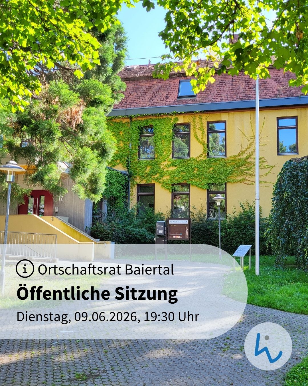 Gelbes Gebäude mit Efeu und rotem Dach, umgeben von Bäumen und einem gepflasterten Weg. Überlagert ist ein Textfeld mit der Ankündigung einer öffentlichen Sitzung des Ortschaftsrats Baiertal am Dienstag, 09.06.2026, 19:30 Uhr, sowie ein Logo unten rechts. (KI-Alternativtext)