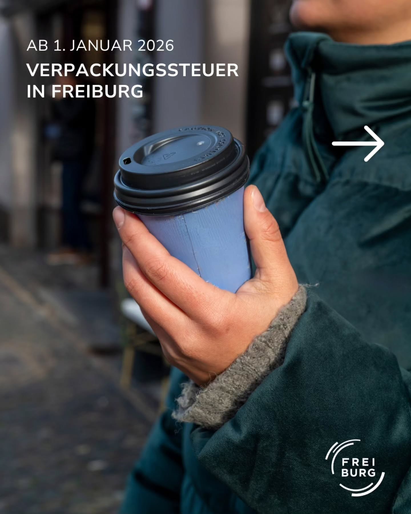 Dieser Alternativtext wurde KI-generiert: Eine Person hält einen Kaffeebecher in der Hand. Im Hintergrund ist Text und ein Pfeil zu sehen, der nach rechts weist.