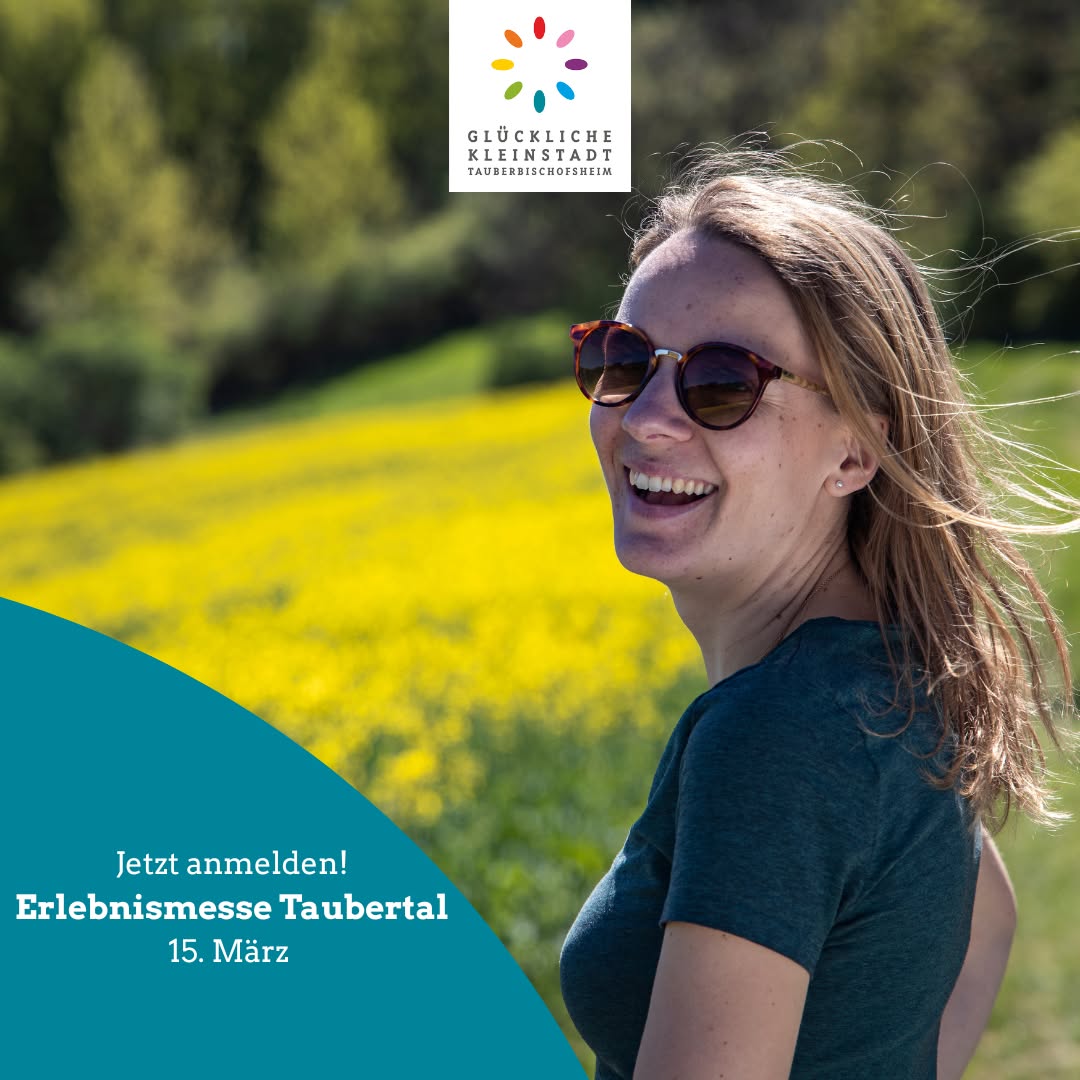 Dieser Alternativtext wurde KI-generiert: Eine Person mit Sonnenbrille lächelt in die Kamera, während sie auf einer grünen Wiese steht. Im Vordergrund befindet sich ein blauer Farbverlauf mit Text und Logo.