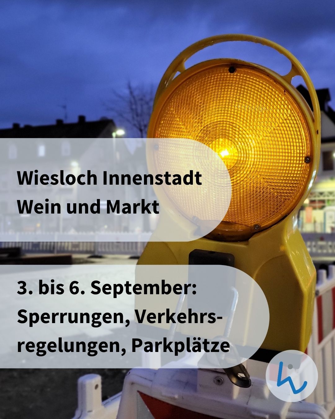 Gelbe Warnleuchte im Vordergrund vor einer Abendstraße. Textüberlagerung lautet: "Wiesloch Innenstadt Wein und Markt" sowie "3. bis 6. September: Sperrungen, Verkehrsregelungen, Parkplätze". (KI-Alternativtext)