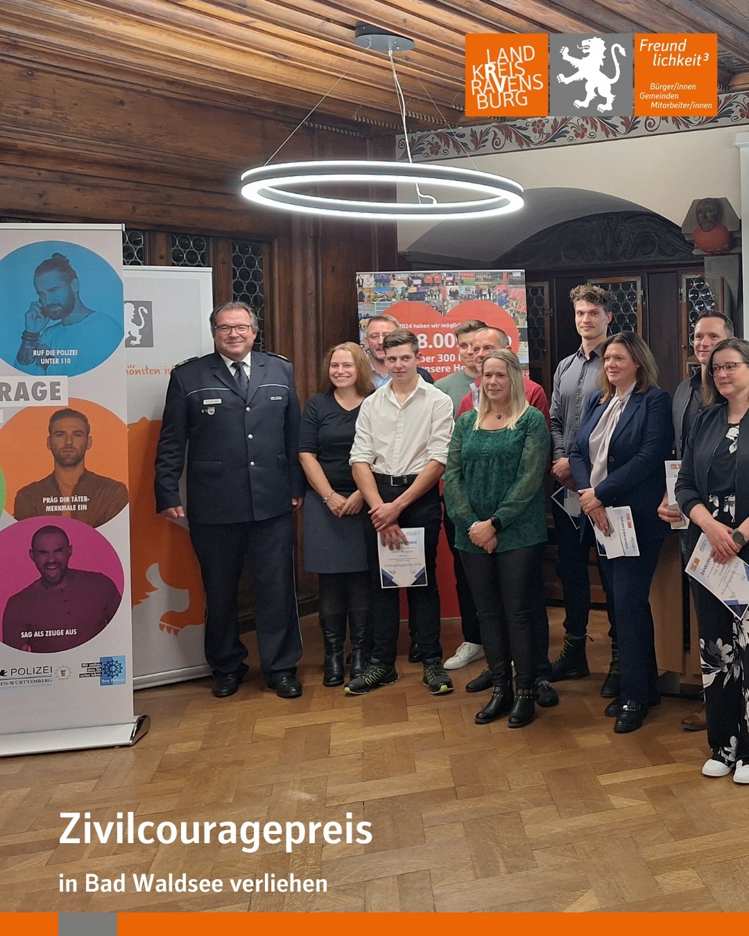 Auf dem Bild stehen der Polizeipräsident Uwe Stürmer und unser Landrat Harald Sievers gemeinsam mit 15 Preisträgerinnen und Preisträgern für ein Foto zusammen. Bildtext: Zivilcouragepreis in Bad Waldsee verliehen.