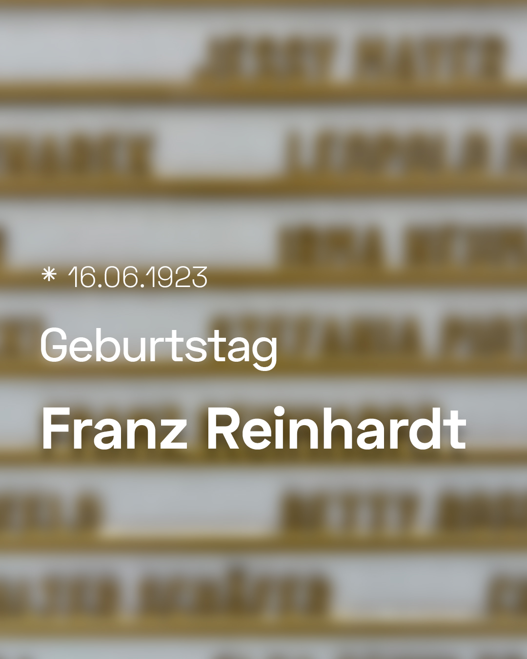 Auf einem unscharfen Hintergrund, der eine Liste von Namen zeigt, steht in weißer Schrift: * 16.06.1923, Geburtstag, Franz Reinhardt. (KI-Alternativtext)